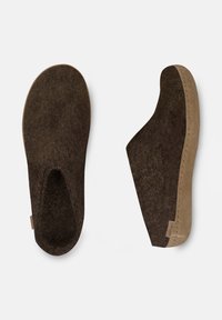 Chaussons en feutre marron avec un accent en cuir marron clair lisse. Design à bout fermé, forme contournée et détails de couture visibles.