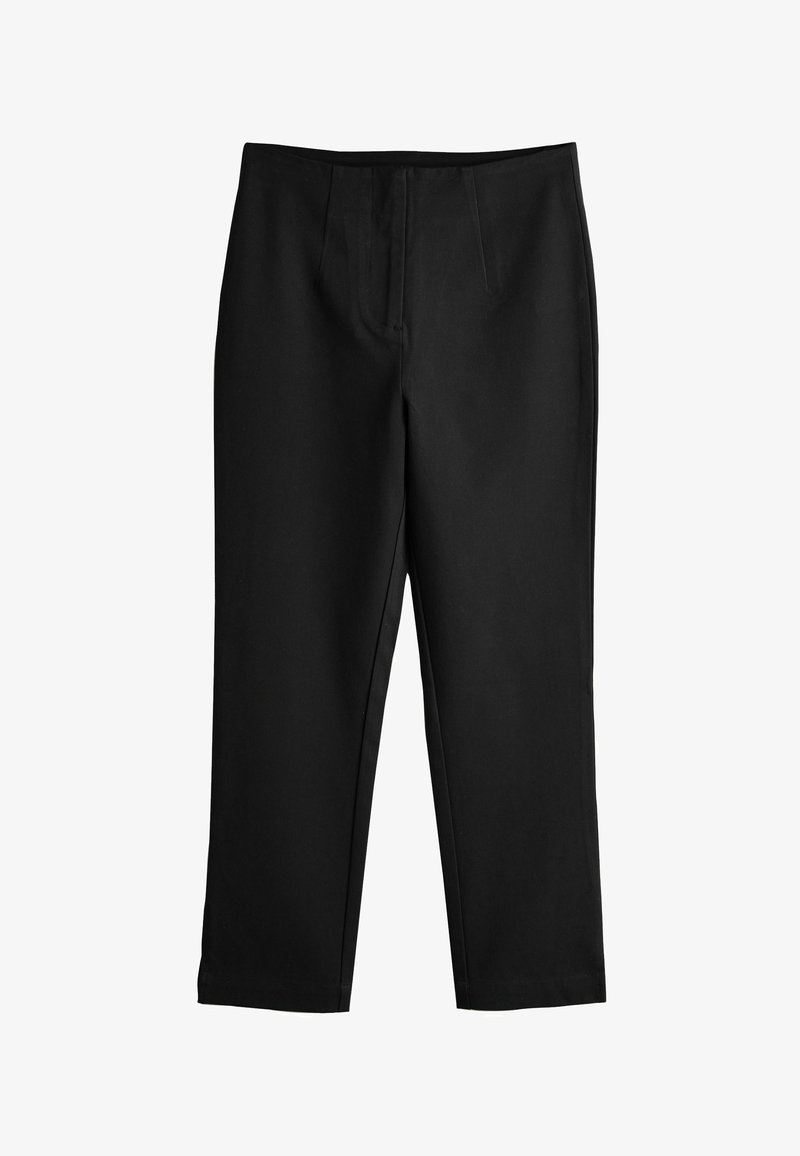 Pantalon noir coupé sur mesure, coupe droite, plis devant et taille ajustée sur fond blanc.