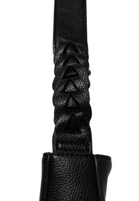 Cinturino in pelle nera con finitura testurizzata, caratterizzato da un design intrecciato e accenti in hardware triangolari per un attacco sicuro.