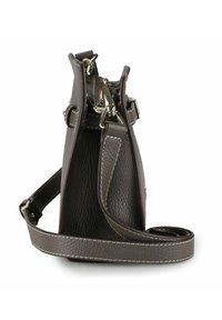 Braune, strukturierte Ledertasche mit silberner Beschläge, einer strukturierten Form, verstellbarem Riemen und kontrastierender Naht. Für die Nutzung als Umhängetasche konzipiert.