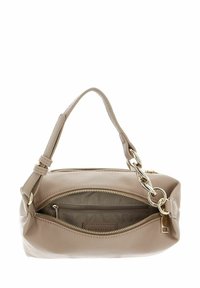 Sac à main en cuir beige avec une surface texturée, une poignée courte et un accent en chaîne dorée. Comprend des compartiments zippés et un intérieur lisse.