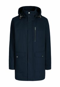 Granatowy płaszcz z kapturem, z zamkiem błyskawicznym z przodu, dwiema dużymi kieszeniami zapinanymi na guziki oraz małą kieszonką na zamek na piersi. Gładka tekstura materiału.