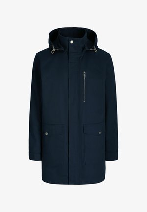 Granatowy płaszcz z kapturem, z zamkiem błyskawicznym z przodu, dwiema dużymi kieszeniami zapinanymi na guziki oraz małą kieszonką na zamek na piersi. Gładka tekstura materiału.