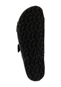 Semelle de chaussure en caoutchouc noir avec un motif ondulé et texturé pour une meilleure adhérence. Comprend une ouverture latérale pour le confort et une forme contour pour le soutien du pied.