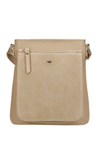 Borsa a tracolla beige realizzata in pelle texture con un pannello frontale in morbido camoscio, dotata di una tasca con zip e dettagli in metallo dorato.