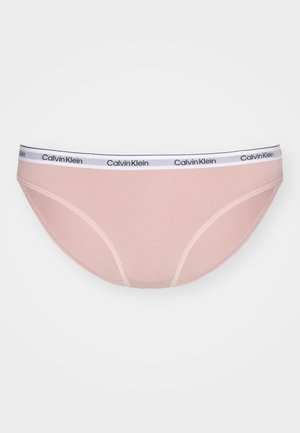 Calvin Klein rosa bomullstrunk med en hvit elastisk midjebånd med logo tekst. Enkel design, glatt tekstur og klassisk truseform.