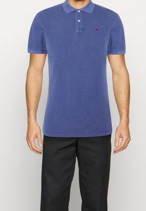Niebieska bawełniana koszulka polo z kołnierzykiem, krótkimi rękawami i listwą na trzy guziki. Z małym czerwonym logo na lewej piersi.