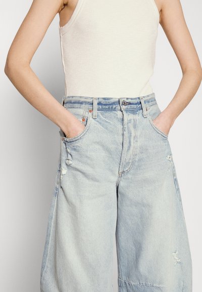 Jeans azzurri chiari con una vita alta, taglio ampio e design tradizionale a cinque tasche. Realizzati in denim con una leggera scoloritura.