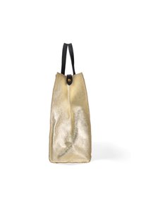 Sac fourre-tout en métal doré avec une surface texturée, anses en cuir noir et une fermeture à pression sur le dessus. Forme rectangulaire.