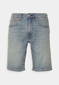 Jeansshorts i ljusblått med en klassisk femficksdesign. Har rak fåll och nittor i kopparfärg. Slät struktur, medellängd.