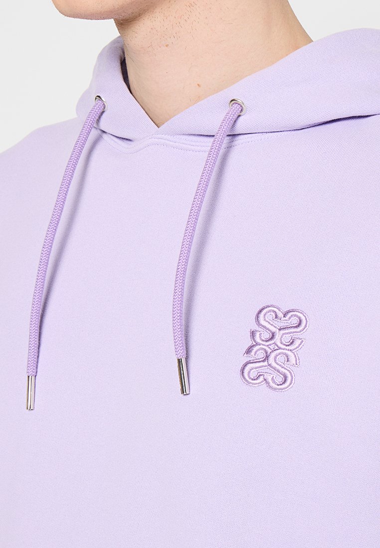 Lila Kapuzenpulli aus weichem Stoff mit verstellbarem Kordelzug. Verfügt über silberfarbene Metallelemente und ein dezentes gesticktes Logo auf der Brust.