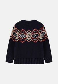 Maglione blu navy con motivi geometrici rossi, beige e neri sul petto e sulle maniche superiori, polsini e orlo a coste.