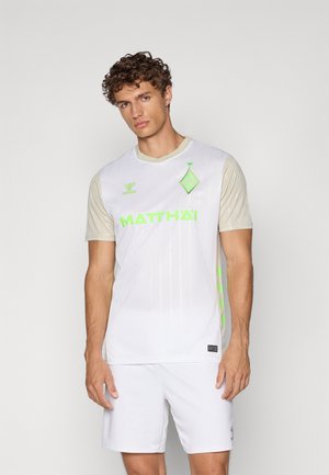 Weißes Kurzarm-Fußballtrikot mit hellbeigen Akzenten, ausgestattet mit einem grünen Logo und Text, vertikalen Streifen und einem geraden Schnitt.