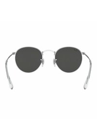 Occhiali da sole in metallo argento con lenti scure rotonde, dotati di stecche sottili e naselli regolabili, design minimalista e senza motivi visibili.