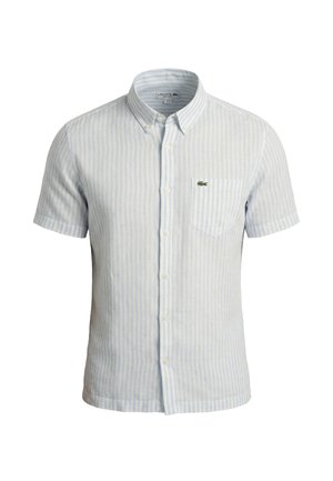 Camicia a maniche corte a righe verticali azzurre e bianche, con bottoni sul davanti, tasca frontale e logo Lacoste sulla tasca.