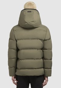 Chaqueta de plumas verde oliva con capucha, que cuenta con secciones acolchadas, una textura suave y un acento negro alrededor del cuello.