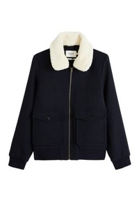 Veste en mélange de laine bleu marine avec un col en fausse fourrure beige, fermeture éclair à l'avant et deux poches poitrine à bouton. Tissu texturé avec des poignets côtelés.