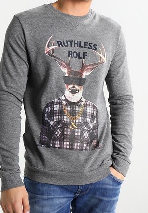Grijze sweatshirt met een afbeelding van een hert met gewei en een zonnebril, bovenop een overhemd met geruit patroon.