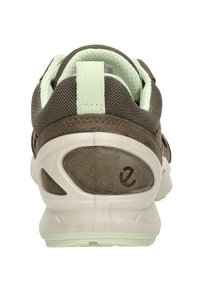 Sneaker marrone e verde chiaro vista da dietro, con tessuto a rete, colletto imbottito, linguetta e suola bianca testurizzata.