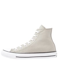 Hoge sneakers met een grijze mesh bovenkant met een ruitpatroon, een witte rubberen neus en een zwarte streep op de witte zool.