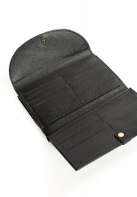 Zwarte leren portemonnee, met meerdere kaartvakjes, een gestructureerd oppervlak, drukknoopsluiting en een ronde flap. Binnenin is het glad met geen extra patronen.