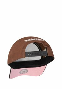 Braune und schwarze Baseballmütze mit einem rosa Schirm, versehen mit gesticktem weißen Text auf der Vorderseite und einem verstellbaren Snapback-Verschluss.