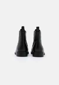 Vagabond AMINA - Botas clássicas de cano curto - black