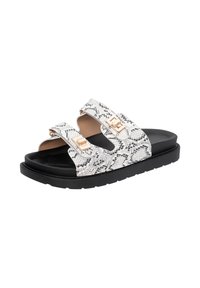 Sandales à deux brides en matériau synthétique avec un motif serpent blanc et noir. Semelle plate noire avec des accents en métal doré sur les brides.