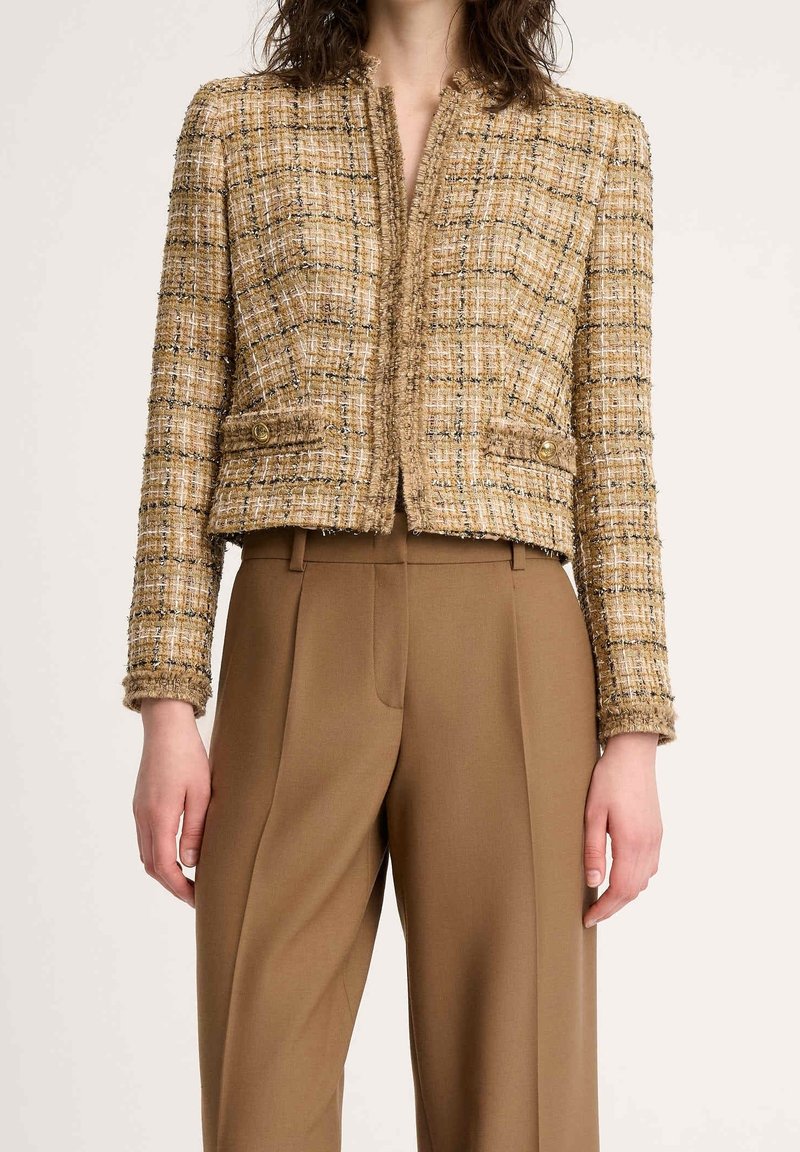 Zkrácená béžová kostkovaná sako s texturovaným povrchem, s předním zapínáním na klips a dvěma předními kapsami se zlatými knoflíky.