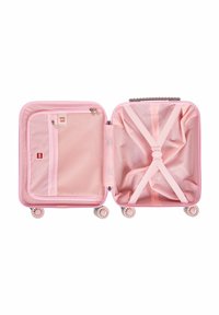 Rosa resväska med hårt ytter skal, slät yta, dubbla dragkedjor, nätfack och korslagda remmar; har fyra hjul för rullning.