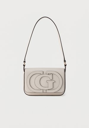 Lille lysegrå læder skuldertaske med stort syet overlappende "G" og "C" logo på frontklaffen og tynd sort-foret rem.