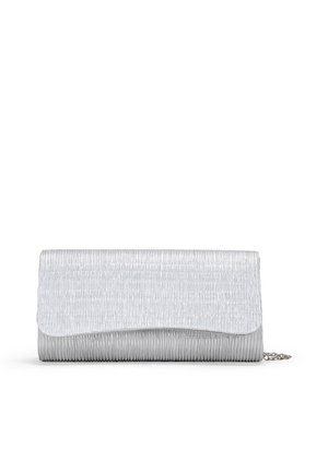 Bolso de mano plateado con una superficie texturada y acanalada, cierre con solapa y una correa de cadena. Forma compacta y rectangular con un diseño elegante.