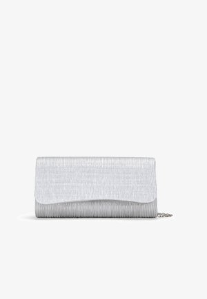 Bolso de mano plateado con una superficie texturada y acanalada, cierre con solapa y una correa de cadena. Forma compacta y rectangular con un diseño elegante.