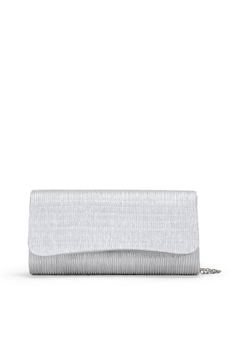 Bolso de mano plateado con una superficie texturada y acanalada, cierre con solapa y una correa de cadena. Forma compacta y rectangular con un diseño elegante.