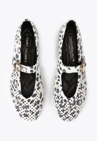 Weiße Mary-Jane-Pumps mit schwarzen Leopardenpunkten, strukturiertem Obermaterial, goldenen Schnallenriemen und schwarzen gesteppten Innensohlen, markiert mit Kurt Geiger London.