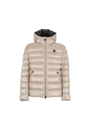 Doudoune beige clair avec un matelassage horizontal, fermeture éclair à l'avant, deux poches zippées et une capuche attachée avec un doublure intérieure noire.