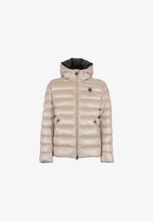 Giubbotto puffer beige chiaro con cuciture orizzontali, cerniera frontale, due tasche con zip e cappuccio attaccato con fodera interna nera.