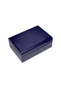 Boîte rectangulaire bleu marine avec une finition lisse semblable à du cuir et un couvercle rabattu, affichant un logo en relief subtil sur le devant.