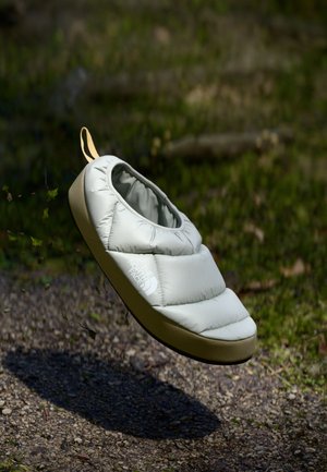 NSE TENT IV - Chaussons - glacier gray/gravel