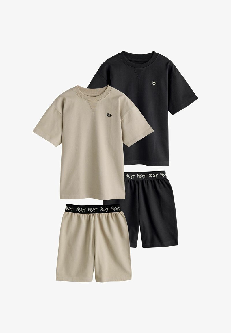 Deux ensembles décontractés composés de t-shirts à manches courtes et de shorts, l'un beige avec un logo "WC", l'autre noir avec un logo de crâne, avec des tailles élastiques étiquetées "Next".