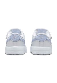 Nike tenisice u svijetlo sivoj i bijeloj boji, s glatkom kožnom gornjom strukturom, podstavljenim ovratnikom i strukturiranom bijelom gumenom potplatu s vidljivim šavovima.