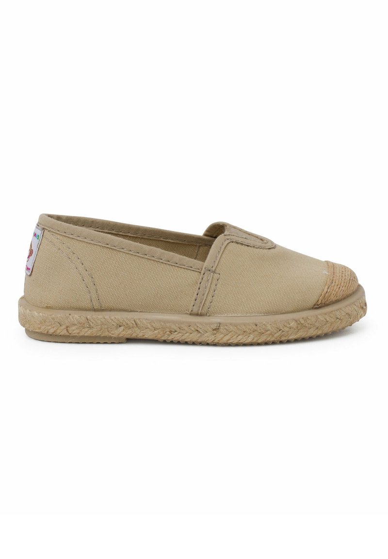 Chaussure beige en toile à enfiler avec une semelle en jute tressé et un bout renforcé, conçue pour un usage décontracté.