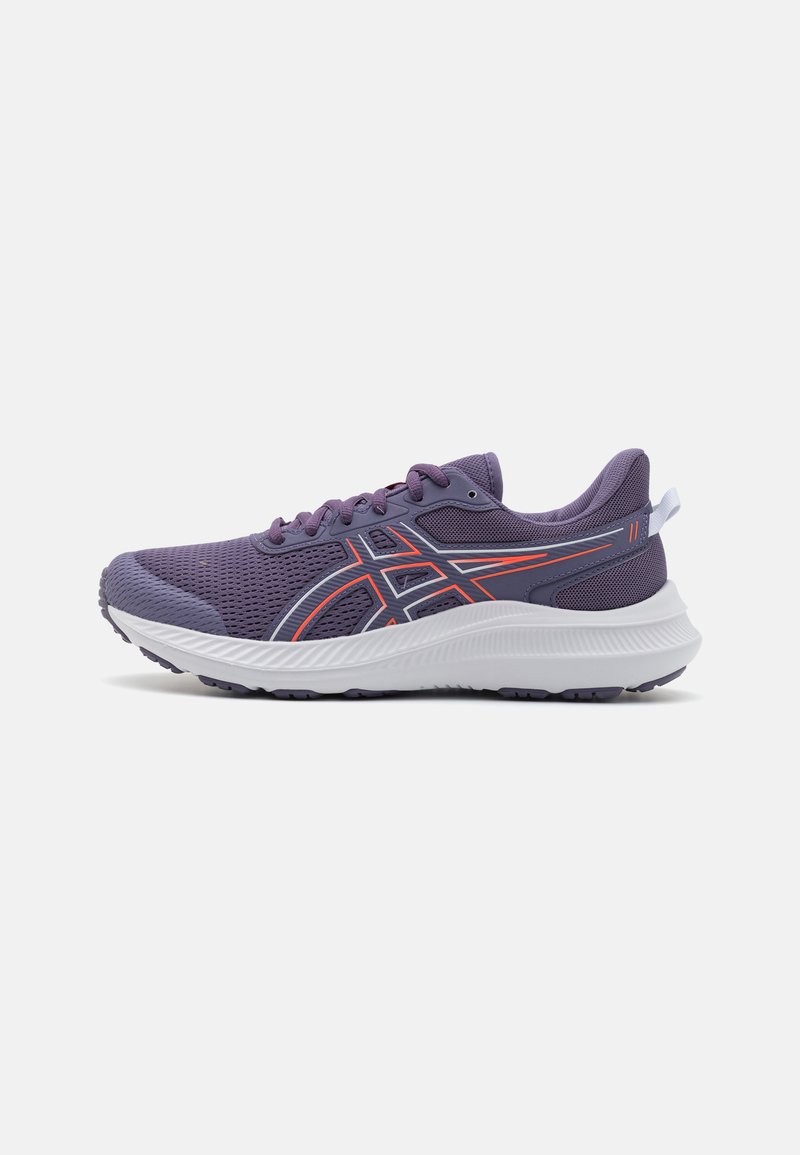 Chaussure de course violette avec tige en maille, accents contrastants orange et gris, col rembourré et semelle intermédiaire blanche. Légère avec une semelle texturée.