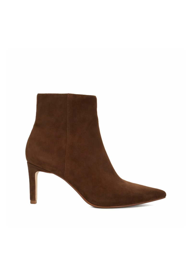 Bottine en daim marron à bout pointu et à talon fin et haut. Texture simple et lisse sans motifs ni accents visibles.