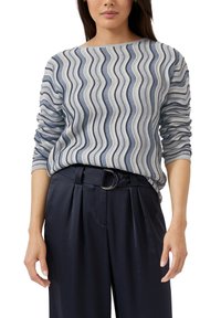 Pullover mit Wellenmuster in verschiedenen Blau- und Creme-Tönen, gefertigt aus leichtem Stoff. Mit einem Bootsausschnitt und langen Ärmeln.