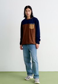 KAVU CREW WHO - Fleecová mikina - fort to sea