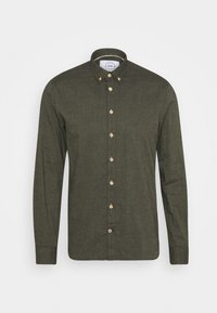 Chemise à manches longues vert olive en tissu à finition texturée ; dotée d'un col boutonné et de boutons en bois sur le devant.