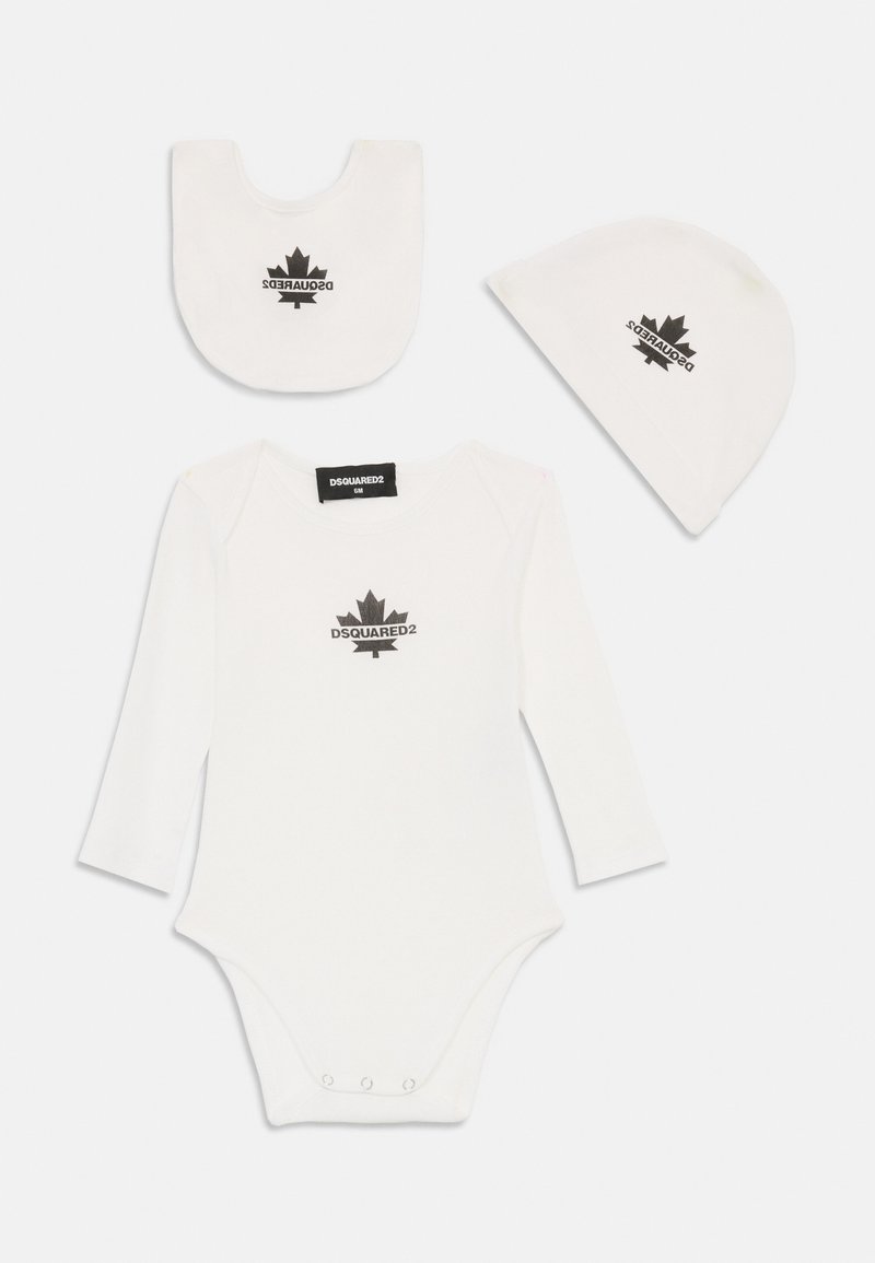 Hvid baby bodystocking med lange ærmer, prydet med et sort logo tryk og trykknapper nederst, ledsaget af en matchende syg og hat.