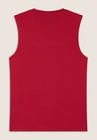 Camiseta sin mangas roja hecha de algodón suave. Presenta un escote redondo y una textura lisa sin patrones ni adornos.