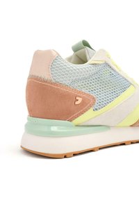 Baskets multicolores en mesh et daim, avec des accents rose, orange et vert clair, un col rembourré et une semelle en caoutchouc.
